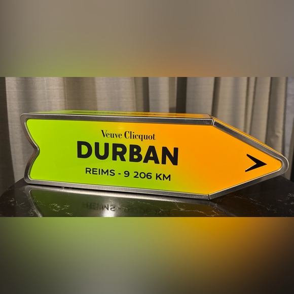 Veuve Clicquot collectible Destination Tin! Rare. Champagne NOT included. - Picture 3 of 7